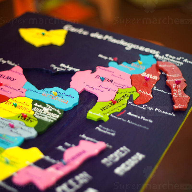 Tableau carte de Madagascar en puzzle fait main