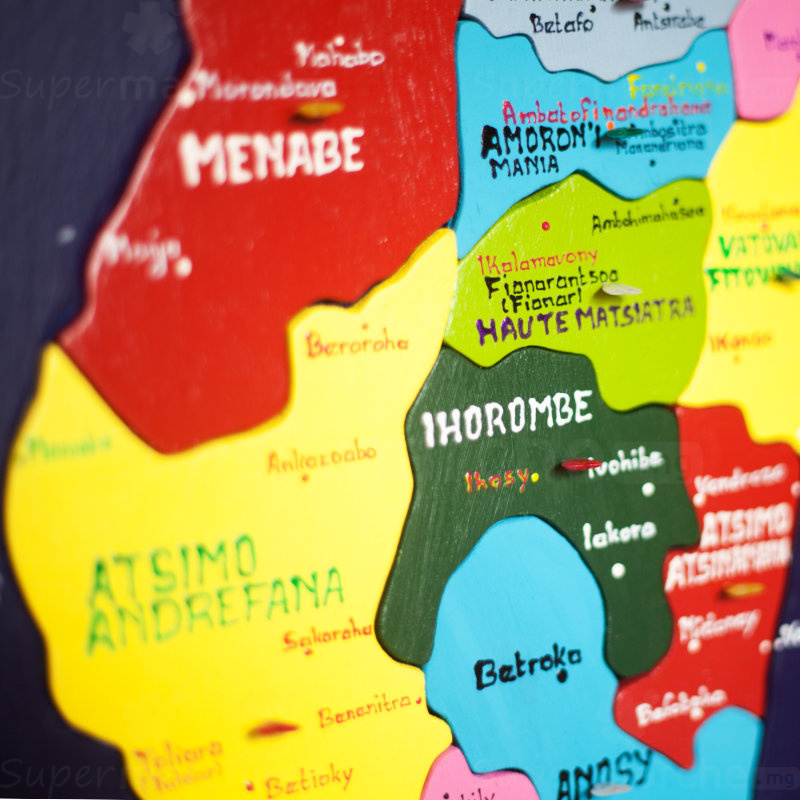 Tableau carte de Madagascar en puzzle fait main